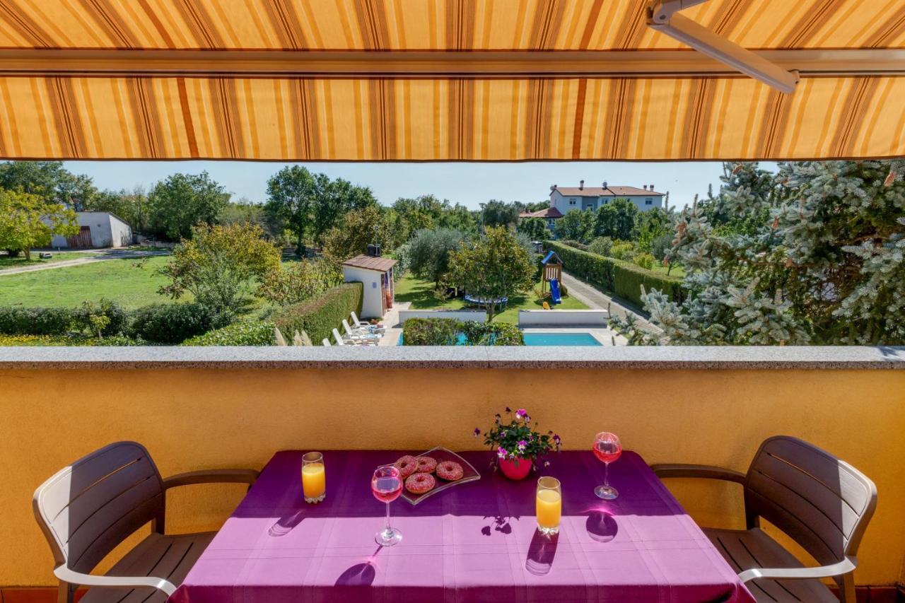 Villa Livia With Three Nice Apartments, Swimming Pool, Childrens Playground, Barbecue And Free Parking Ližnjan Exterior foto