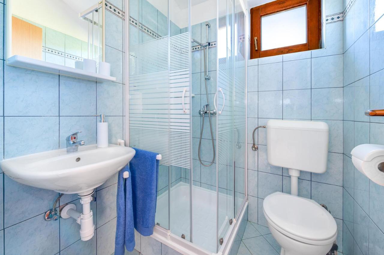 Villa Livia With Three Nice Apartments, Swimming Pool, Childrens Playground, Barbecue And Free Parking Ližnjan Exterior foto