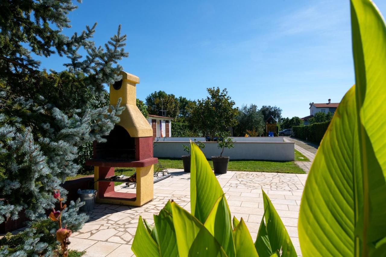 Villa Livia With Three Nice Apartments, Swimming Pool, Childrens Playground, Barbecue And Free Parking Ližnjan Exterior foto
