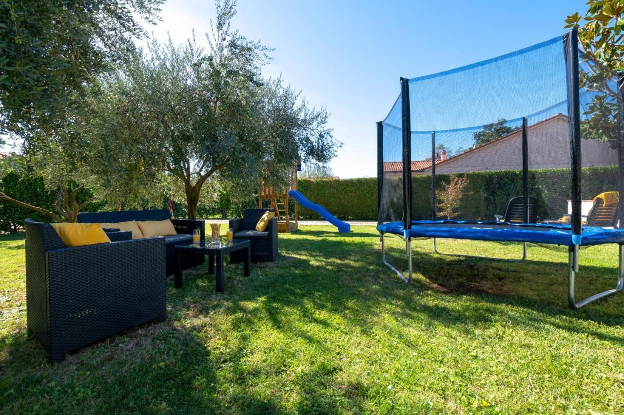 Villa Livia With Three Nice Apartments, Swimming Pool, Childrens Playground, Barbecue And Free Parking Ližnjan Exterior foto