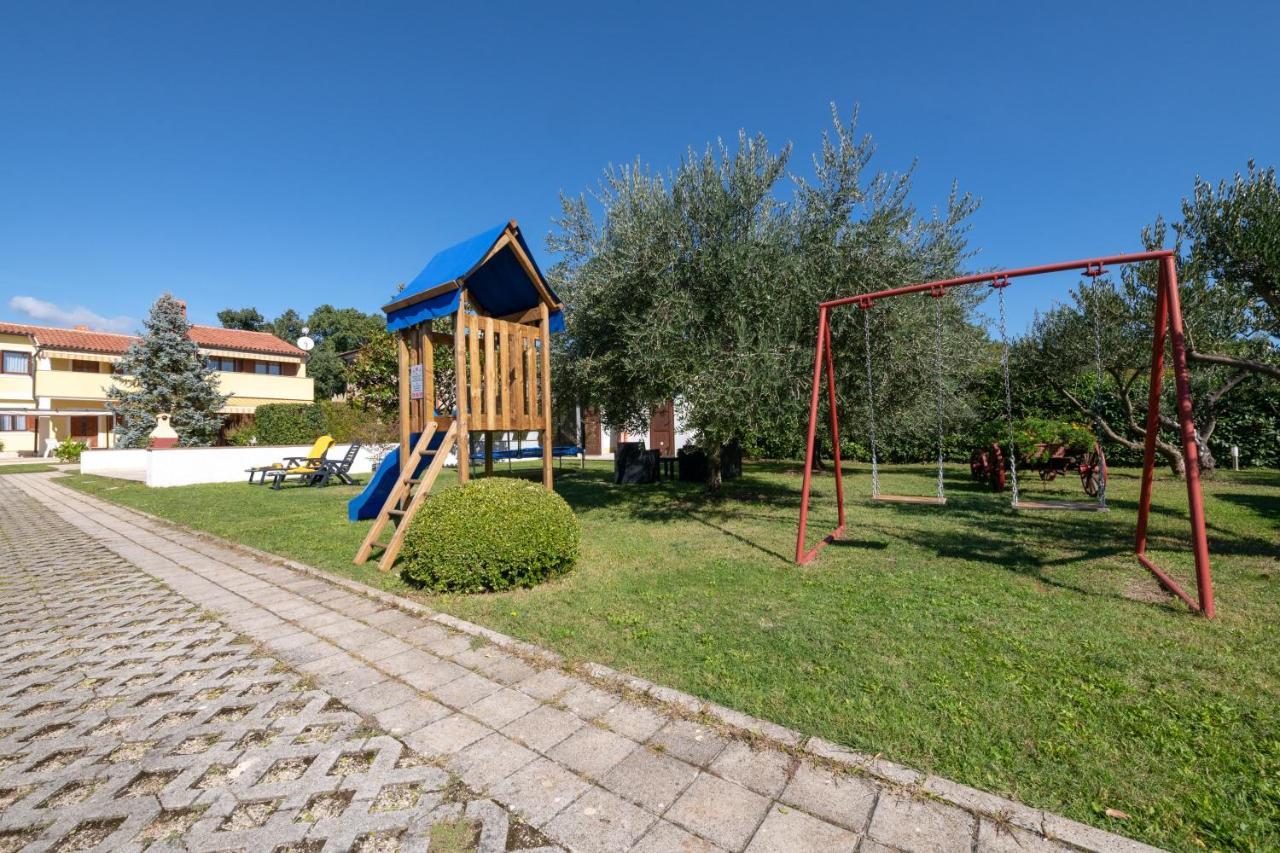 Villa Livia With Three Nice Apartments, Swimming Pool, Childrens Playground, Barbecue And Free Parking Ližnjan Exterior foto