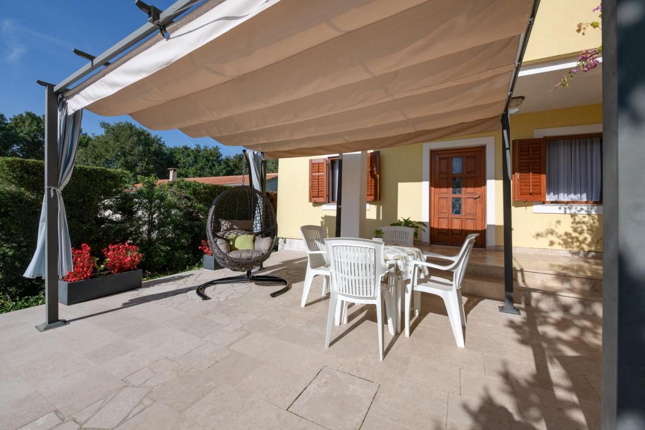 Villa Livia With Three Nice Apartments, Swimming Pool, Childrens Playground, Barbecue And Free Parking Ližnjan Exterior foto
