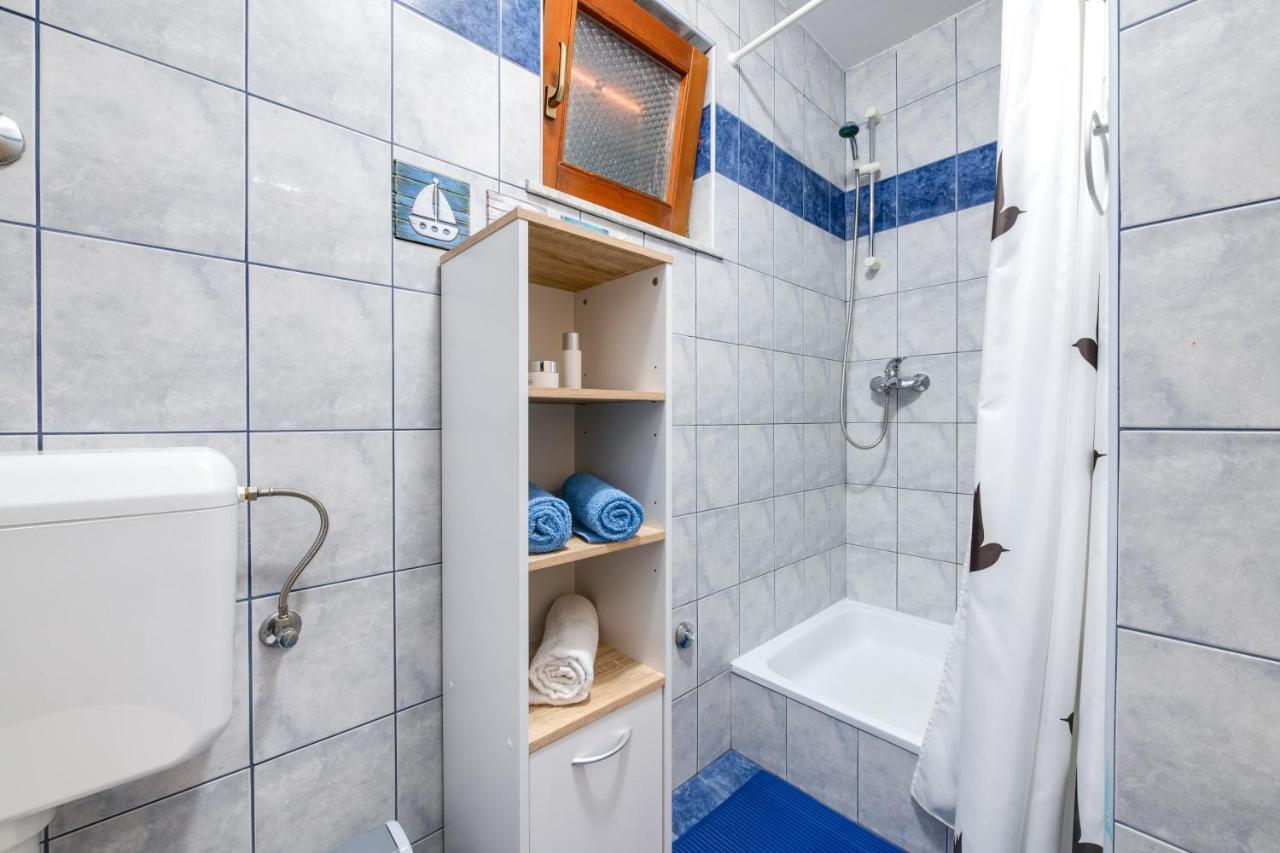 Villa Livia With Three Nice Apartments, Swimming Pool, Childrens Playground, Barbecue And Free Parking Ližnjan Exterior foto