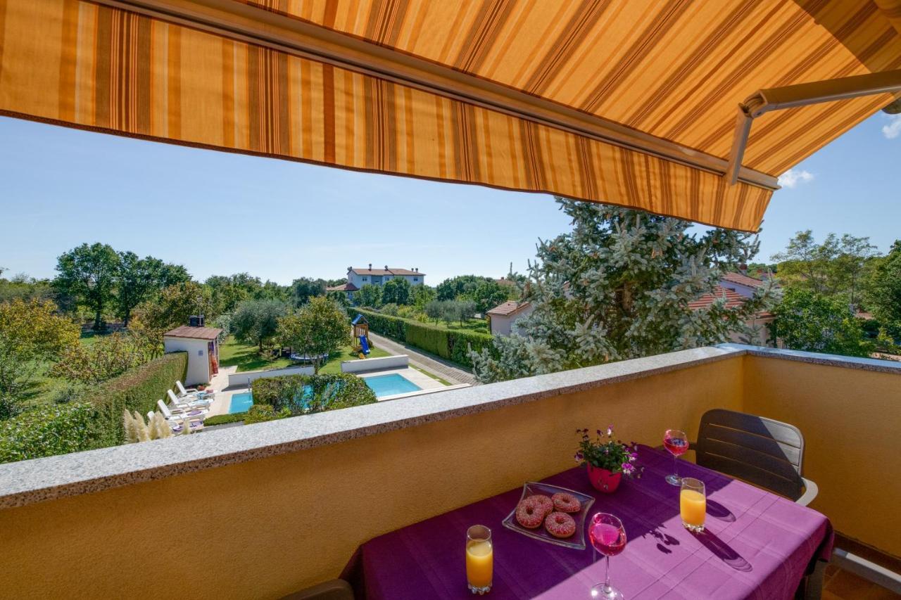 Villa Livia With Three Nice Apartments, Swimming Pool, Childrens Playground, Barbecue And Free Parking Ližnjan Exterior foto