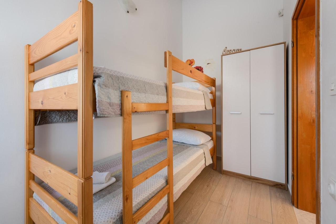 Villa Livia With Three Nice Apartments, Swimming Pool, Childrens Playground, Barbecue And Free Parking Ližnjan Exterior foto