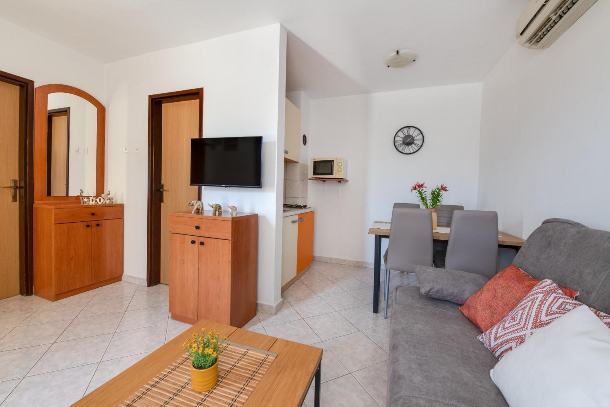 Villa Livia With Three Nice Apartments, Swimming Pool, Childrens Playground, Barbecue And Free Parking Ližnjan Exterior foto