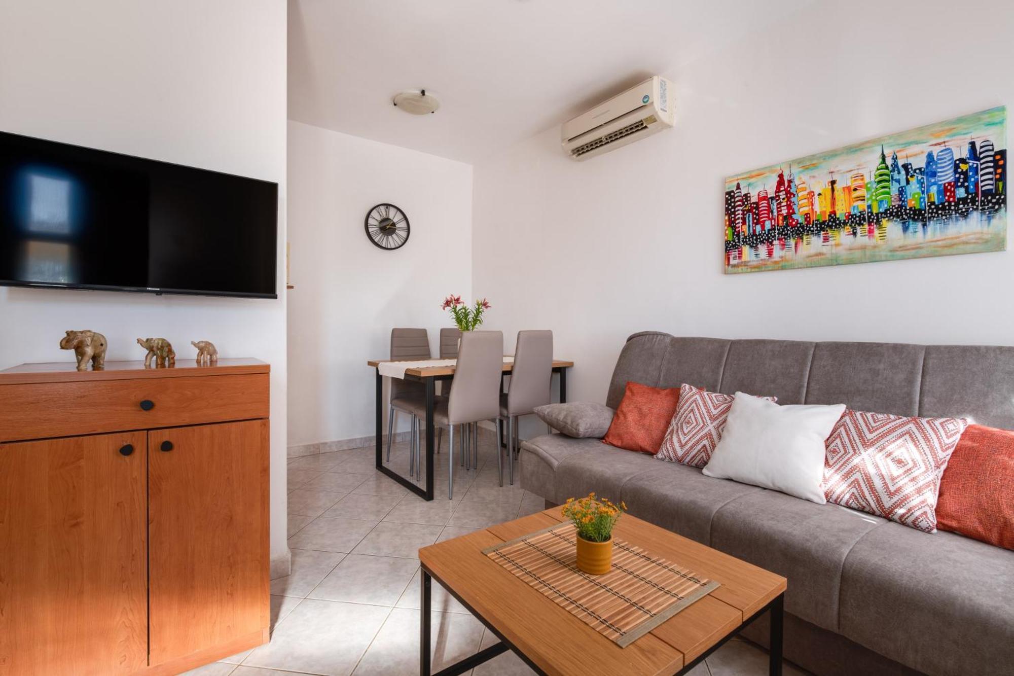 Villa Livia With Three Nice Apartments, Swimming Pool, Childrens Playground, Barbecue And Free Parking Ližnjan Exterior foto